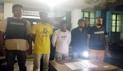 ২'শ ইয়াবা নিয়ে তিন যুবক ধরা