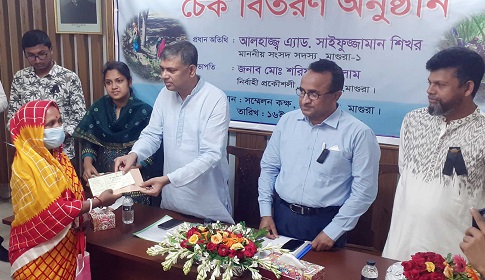 মাগুরায় ৫৪ নারী কর্মীর মধ্যে ১ কোটি ৩ লাখ টাকার চেক বিতরণ
