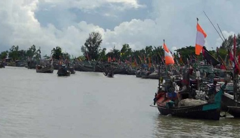 হাতিয়াতে ট্রলারডুবি : নিহত ২, নিখোঁজ ২