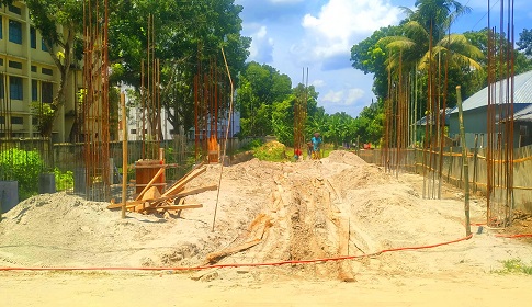 বোয়ালমারীতে প্রশাসনের নিষেধ উপেক্ষা করে একাত্তরের গণকবরের জায়গায় স্থাপনা নির্মাণ