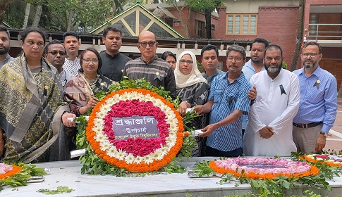 জাতির পিতার সমাধিতে উন্মুক্ত বিশ্ববিদ্যালয়ের ভিসির শ্রদ্ধা 