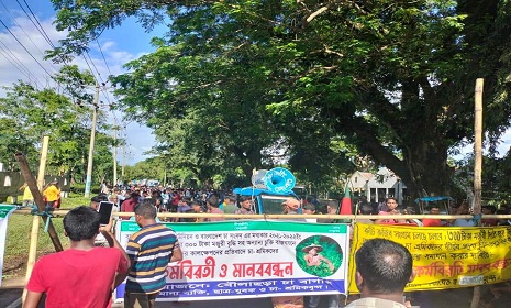 শ্রীমঙ্গলে ঢাকা-সিলেট আঞ্চলিক মহাসড়ক আড়াই ঘন্টা অবরোধ করল চা-শ্রমিকরা