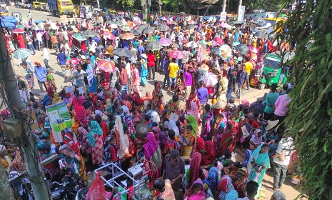 জেলা শহরের সড়ক অবরুদ্ধ করে চা শ্রমিকদের বিক্ষোভ
