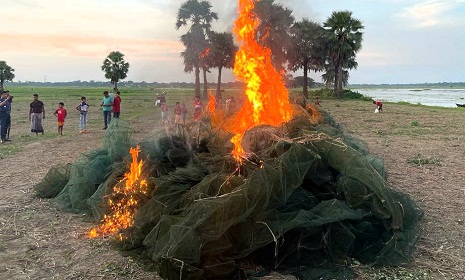 নগরকান্দায় ৫ লক্ষ টাকার চায়না দুয়ারি জাল ধ্বংস