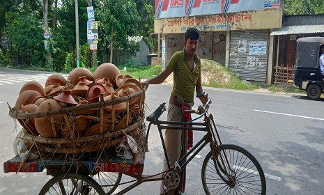 গ্রাম অঞ্চলে চাহিদা বাড়ছে মাটির তৈজসপত্রের