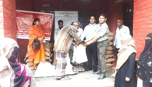 বোয়ালমারীতে ৩০ টাকা কেজির চাল বিক্রি শুরু