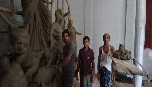 দুর্গা প্রতিমা তৈরিতে ব্যস্ত শিল্পীরা