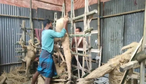 মধুখালীতে প্রতিমা তৈরীতে ব্যস্ত মৃৎশিল্পীরা