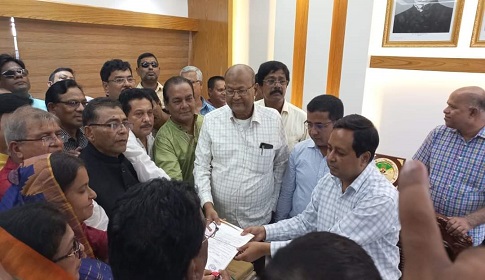 আ.লীগ মনোনীত চেয়ারম্যান প্রার্থী ফারুক হোসেনের মনোনয়ন দাখিল