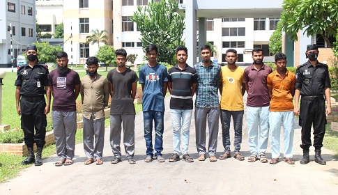 আড়াইহাজারে ধারালো অস্ত্র-ককটেলসহ সংঘবদ্ধ ডাকাত চক্রের ৯ সদস্য আটক