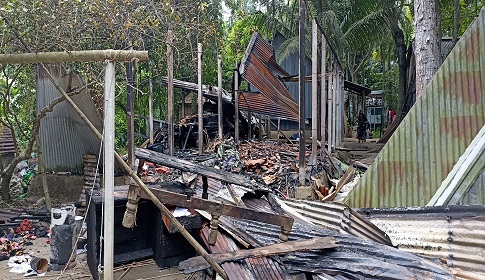 সদরপুরে বসত বাড়িতে ভয়াবহ অগ্নিকাণ্ড
