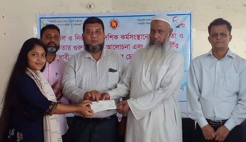ফরিদপুরে এইচএসসি শিক্ষার্থীদের মাঝে শিক্ষাবৃত্তির চেক বিতরণ 
