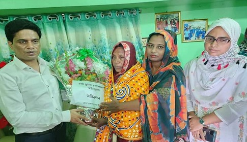 সাবিনা-মাসুরার পরিবারকে মিষ্টি খাওয়ালেন সাতক্ষীরা জেলা প্রশাসক