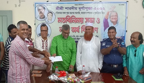 ধামরাইয়ে পূজারীদের হাতে পৌর অনুদান তুলে দিলেন মেয়র গোলাম কবীর