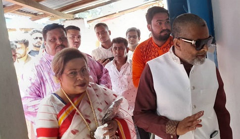 শেখ হাসিনার জন্মদিনে সিরাজগঞ্জে খাদ্যসামগ্রী ও বস্ত্র পেল হতদরিদ্ররা