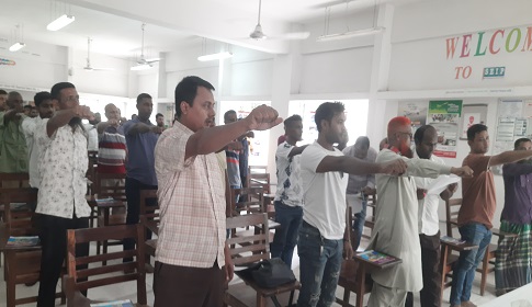 ট্রাফিক আইন মেনে চলার শপথ নিল পেশাদার চালকরা