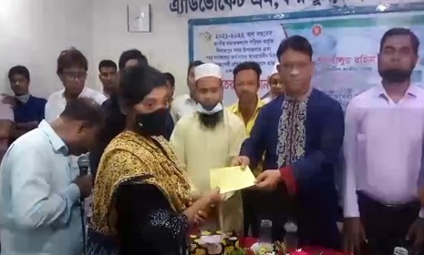 দিনাজপুরে ৪৭ টি স্বেচ্ছাসেবী প্রতিষ্ঠানকে ৯৪০০০০ টাকার চেক বিতরণ