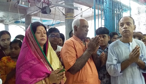 কেন্দুয়া-আটপাড়ার মণ্ডপে মণ্ডপে দুর্গোৎসবের আনন্দ ছড়িয়ে দিলেন অপু উকিল