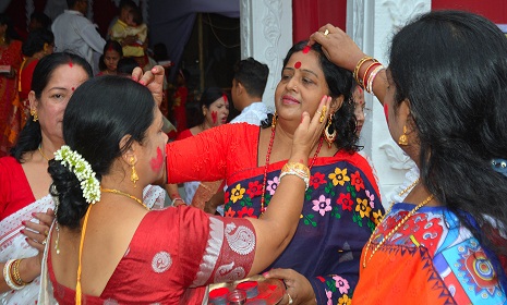 দিনাজপুরে শারদীয় দুর্গাপূজায় সিঁদুর খেলা'র মহোৎসব