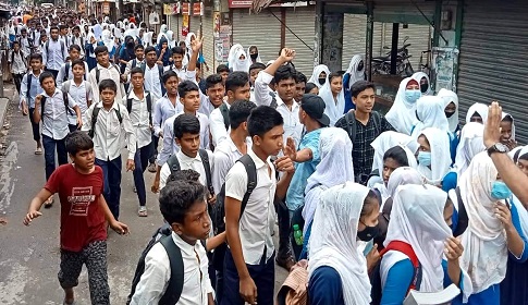 লোহাগড়ায় কাশিপুর এসি মাধ্যমিক বিদ্যালয়ের শিক্ষার্থীদের ক্লাস বর্জন করে বিক্ষোভ