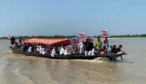 নৌকায় চড়ে বিএনপির সমাবেশে যাচ্ছেন শেরপুরের কর্মীরা