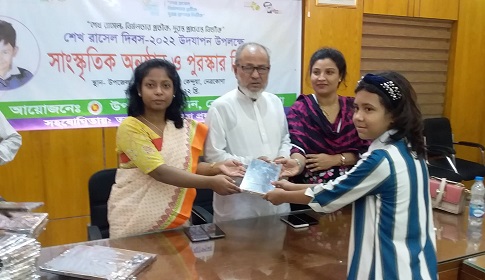 শেখ রাসেল দিবসে বই পুরষ্কার পেয়ে শিশু কিশোররা খুব খুশি