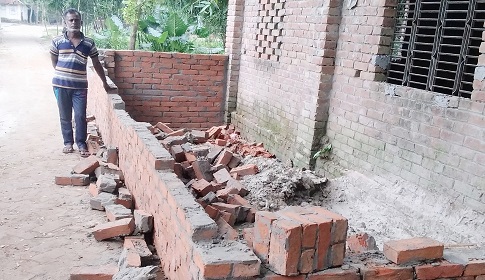 লোহাগড়ায় বাড়ির নির্মাণাধীন সীমানা প্রাচীর ভেঙে দিলেন দুর্বৃত্তরা