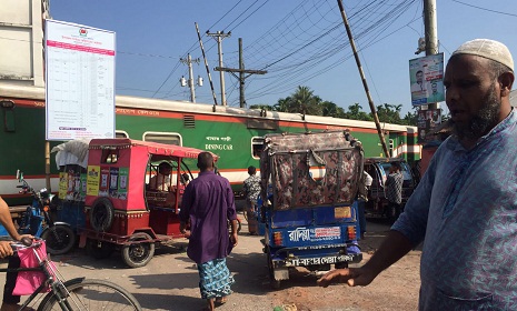 রাজারহাটের অরক্ষিত রেলক্রসিংগুলোতে ব্যারিয়ার ও গেটম্যান না থাকায় প্রতিনিয়ত ঘটছে দুর্ঘটনা