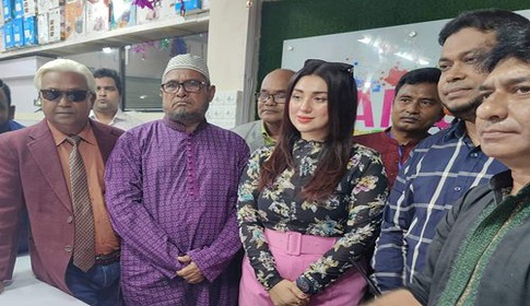 অপু বিশ্বাসকে দেখতে লাখো দর্শকের ভিড়