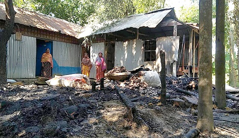 কুড়িগ্রামে শত্রুতার জেরে বাড়িঘর জ্বালিয়ে দিলো প্রতিপক্ষ