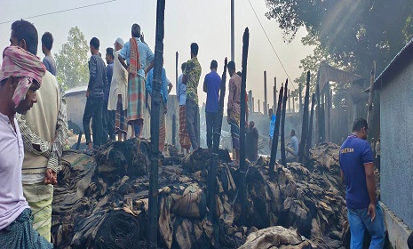 উল্লাপাড়ায় পাটের গুদামে আগুন, ১৭ হাজার মন পাট পুড়ে ছাই