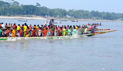 নৌকা বাইচ দেখতে লোহগড়ার মধুমতির দুই পাড়ে উপচেপড়া ভিড়