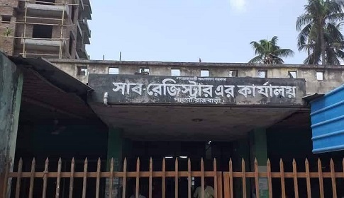 বাদীর বক্তব্য আর মামলার এজাহারে বিস্তর ফারাক 