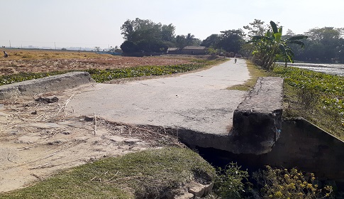 রাণীনগরে গ্রামীণ রাস্তার কালভার্ট ভেঙে চলাচলে দুর্ভোগ