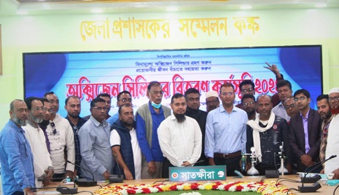 সাতক্ষীরায় এসএসসি-৯৩ ব্যাচের উদ্যোগে অক্সিজেন সিলিন্ডারসহ বিভিন্ন উপকরণ বিতরণ