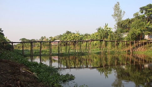 খালের ওপর একটি ব্রিজ নির্মাণ গ্রামবাসীর দীর্ঘদিনের দাবী