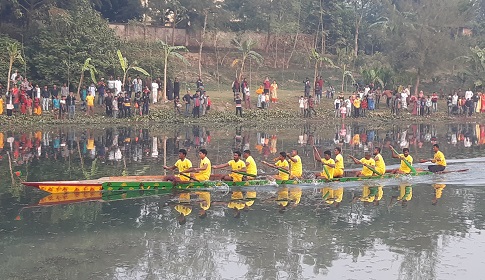 বিজয় দিবস উপলক্ষে মেহেরপুরে নৌকা বাইচ