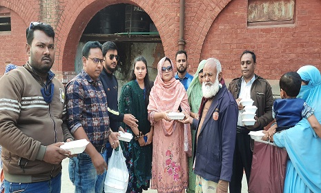 সান্তাহারে ছিন্নমূল মানুষের মাঝে খাবার বিতরণ