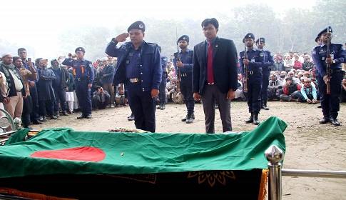 মহম্মদপুরে মুক্তিযোদ্ধা শুকুরের রাষ্ট্রীয় মর্যাদায় দাফন 