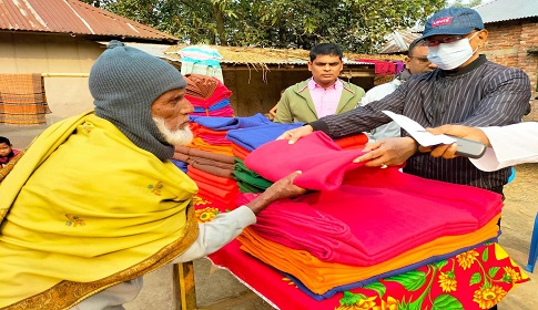 জাহান আরা ও লুৎফর রহমান ফাউন্ডেশনের উদ্যোগে বগুড়ায় শীতবস্ত্র বিতরণ