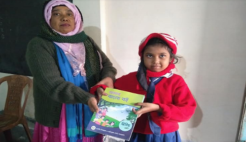 নতুন বই পেয়ে দারুণ খুশি মাগুরার আড়াই লক্ষাধিক শিক্ষার্থী