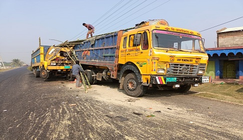 কেশবপুরে সড়ক দুর্ঘটনায় ট্রাকের হেলপার নিহত