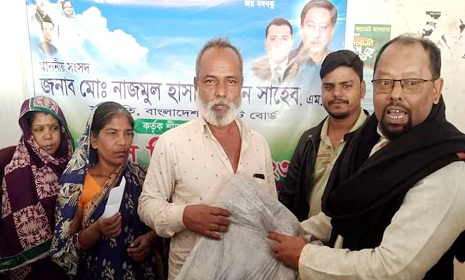 কোটি টাকার মালিককে এমপি’র কম্বল দিলো ফরিদপুর ইউপি চেয়ারম্যান!