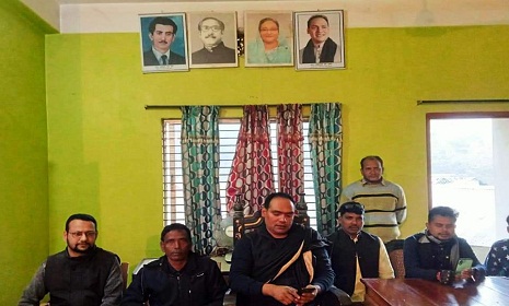 বেলকুচি উপজেলা যুবলীগের কক্ষে বঙ্গবন্ধু, প্রধানমন্ত্রী ও শেখ মনির সাথে একই সারিতে পৌর মেয়র রেজার ছবি, সমালোচনার ঝড়