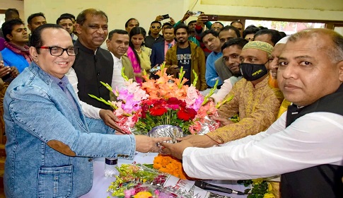মহম্মদপুরে ফুলের শুভেচ্ছায় সিক্ত হলেন কেন্দ্রীয় আ.লীগ নেতা নির্মল চ্যাটার্জী
