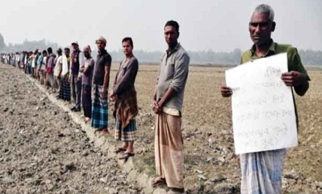 টাঙ্গাইলে সেচের মূল্য হিসেবে টাকার বিনিময়ে ধান চাষের দাবিতে কৃষকের মানববন্ধন