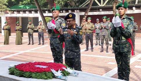 বঙ্গবন্ধুর সমাধিতে আনসার ও গ্রাম প্রতিরক্ষা বাহিনীর মহাপরিচালকের শ্রদ্ধা