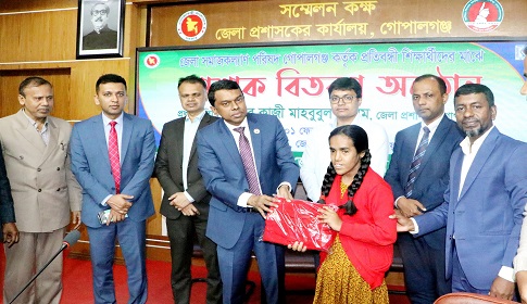 গোপালগঞ্জে ৫০ প্রতিবন্ধী শিক্ষার্থী পেল স্কুল পোশাক 