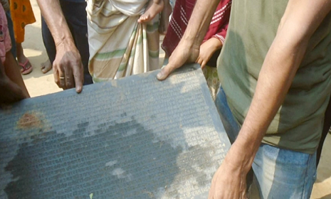 ঘোড়াঘাটে কবরের মাটি খননকালে কষ্টিপাথর উদ্ধার