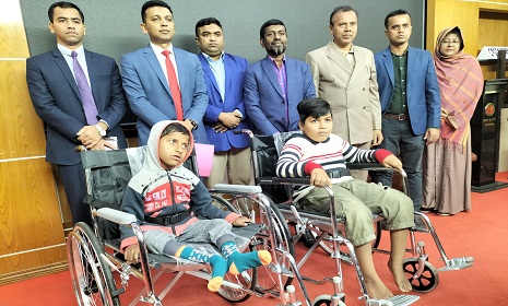 গোপালগঞ্জে বাংলা ইাশারা ভাষা দিবসে প্রতিবন্ধীদের মাঝে হুইল চেয়ার বিতরণ